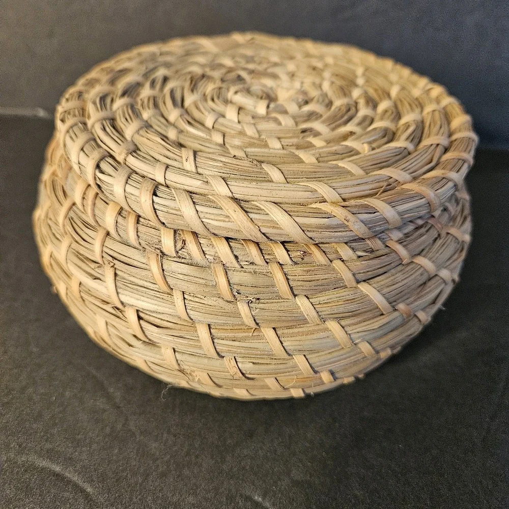 Vintage‎ Small Handwoven Rattan Straw Wicker Basket With Lid Lidded